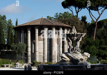 Tempio di Ercole Vincitore nel Foro Boario a Roma nelle prime ore del mattino la luce del sole estivo. Di fronte è la barocca fontana dei Tritoni. Foto Stock