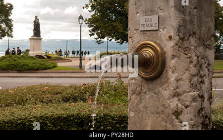 Bere fontana con la statua del generale Dessaix background a Thonon-les-Bains in Alta Savoia dipartimento di Francia sulle rive del Lago di Ginevra Foto Stock