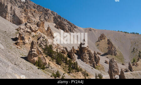 Itinerario del Tour de France attraverso la sterile pendii rocciosi di La Casse Deserte sul Col d'Izoard passo di montagna nelle Alpi francesi Foto Stock