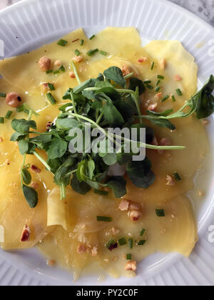 Golden barbabietole con insalata di crescione Foto Stock