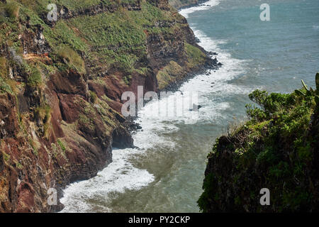 Vista della costa di Caniço, Madera vicino alla città di Funchal Foto Stock