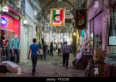 ISFAHAN, IRAN - 20 agosto 2018: Street di Isfahan bazar con una bandiera iraniana appeso con i ritratti dei 2 leader supremo della islamico R Foto Stock