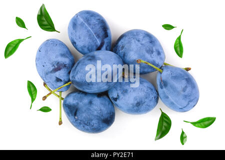 Le prugne isolato su uno sfondo bianco. Vista dall'alto. Piatto modello di laici. Foto Stock