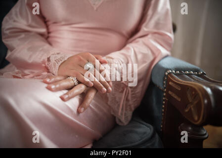 Close-up di anelli di diamante su di una donna e le mani Foto Stock