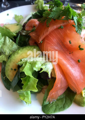 Gamberetti, salmone affumicato e insalata di avocado Foto Stock