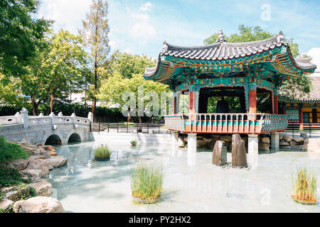 Coreano Tradizionale padiglione e il laghetto a Gyeongsang-gamyeong park a Daegu, Corea Foto Stock