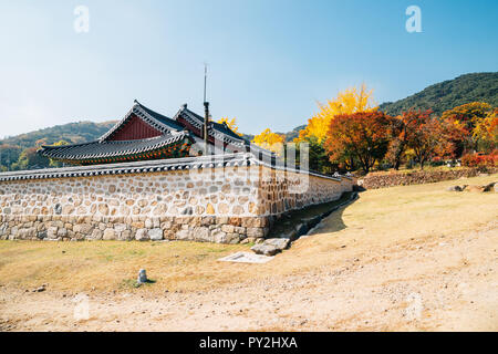 Fortezza Namhansanseong, coreano vecchia casa tradizionale con acero di autunno a Gwangju, Corea Foto Stock