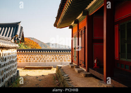 Fortezza Namhansanseong, coreano vecchia casa tradizionale con acero di autunno a Gwangju, Corea Foto Stock