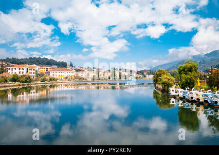 Sapa lago e la città di Sapa, Vietnam Foto Stock