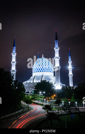 Vista notturna della Moschea Blu con il sentiero di luce Foto Stock