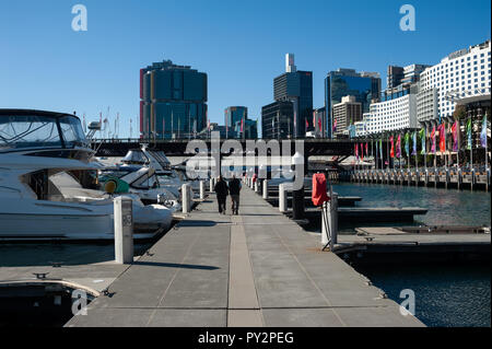 16.09.2018, Sydney, Nuovo Galles del Sud, Australia - Barche e yacht sono visti al molo in Cockle Bay con vista del porto di Darling e Sydney's cityscape Foto Stock