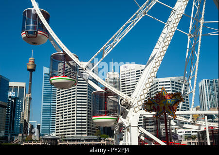 18.09.2018, Sydney, Nuovo Galles del Sud, Australia - una vista di Sydney il paesaggio come si vede attraverso una grande ruota a Darling Harbour. Foto Stock