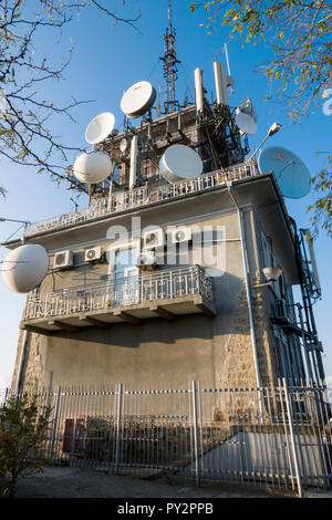 La radio e la televisione torre del trasmettitore sul vertice di Sahat tepe (Danov hill) in Plovdiv, Bulagaria Foto Stock