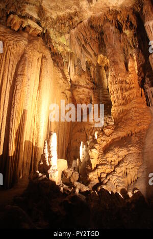 Saracent della tenda flowstone panneggi, formazione di roccia a Luray Caverns, VA Foto Stock