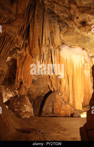 Tendaggi di pietra arenaria di Saradeent, formazione rocciosa alle grotte di Luray, Virginia, USA Foto Stock