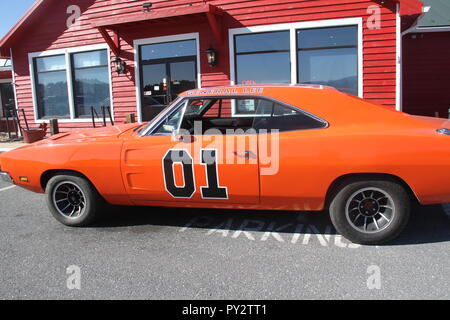 The General Lee' Dodge Charger della serie televisiva 'The Dukes of Hazzard',  esposta al museo Dukes of Hazzard a Luray, VA, USA Foto stock - Alamy