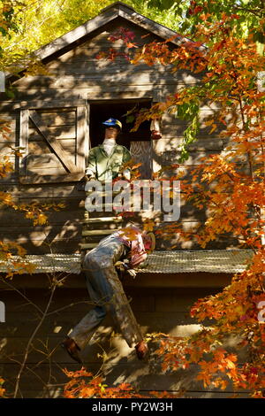 Fienile con caratteri di Halloween sul tetto Foto Stock