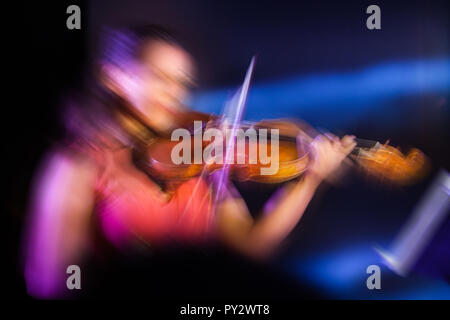 Moto violonista sfocata abstract Foto Stock