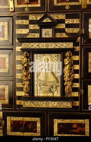 Armadio con immagine di Nino del Remedio, vista 2, Castiglia, 1650-1700 AD, legno ebonised, shell, osso, bronzo Foto Stock