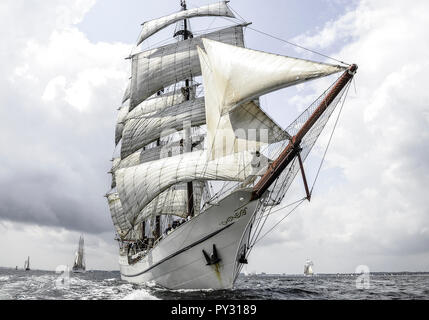 Historisches Segelschiff in voller Fahrt Foto Stock