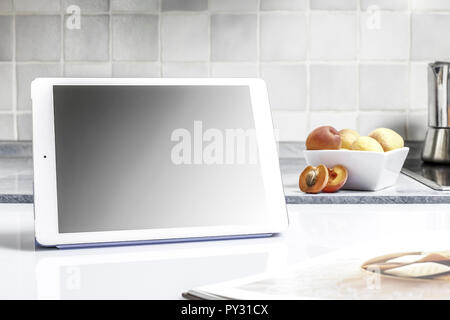 Tablet PC auf Kuechentisch Foto Stock