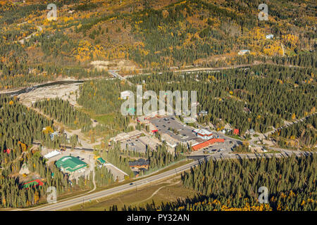 Vista aerea del borgo di Bragg Creek, Alberta con il gomito fiume in background. Foto Stock