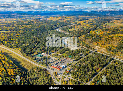 Vista aerea del borgo di Bragg Creek, Alberta con il gomito del fiume e Montagne Rocciose in background. Foto Stock