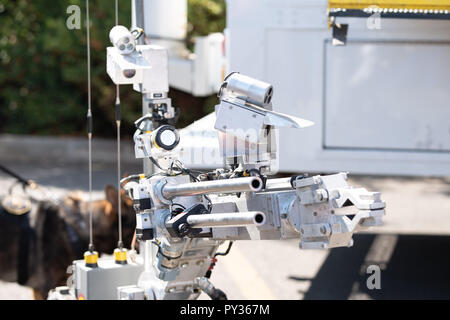 Bomba militare di disinnescare il robot con il cane pastore in background. Foto Stock