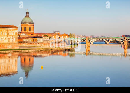 Il Saint Pierre Bridge e la cupola della la grazia ospedale riflettendo nella Garonna, Tolosa, Foto Stock