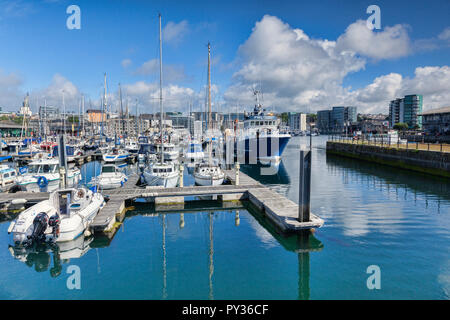 2 Giugno 2018: Plymouth, Devon, Regno Unito - Sutton Pool o Sutton Harbour, in una calda e luminosa giornata di primavera. Foto Stock