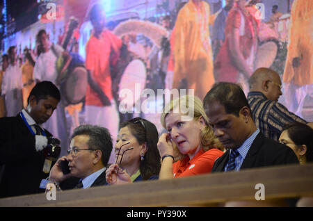 Kolkata, India. 23 Ott, 2018. Ospite straniero vari paesi sono partecipare in questo Durga puja Carnevale a Kolkata. Credito: Sandip Saha/Pacific Press/Alamy Live News Foto Stock