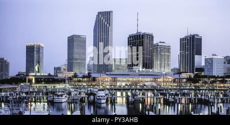 Miami, naechtliche Skyline mit Hafen, Florida, Stati Uniti d'America Foto Stock