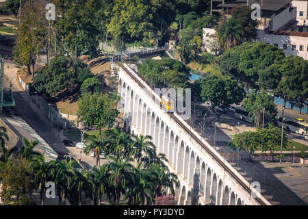 Vista aerea di Arcos da Lapa archi e Santa Teresa Tram - Rio de Janeiro, Brasile Foto Stock