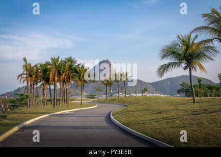 Marina da Gloria via e la Montagna Sugar Loaf sullo sfondo - Rio de Janeiro, Brasile Foto Stock