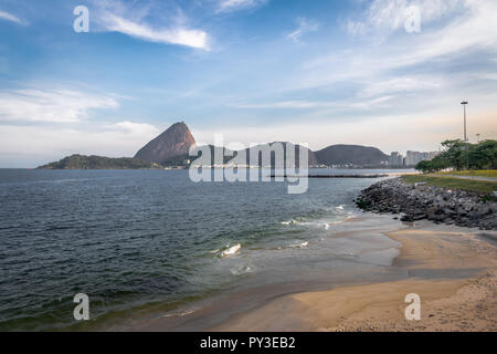 Marina da Gloria la spiaggia e la Montagna Sugar Loaf sullo sfondo - Rio de Janeiro, Brasile Foto Stock