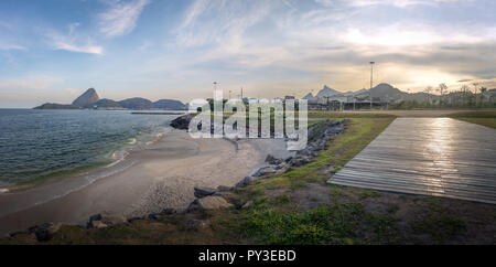 Vista panoramica della Marina da Gloria Beach skyline con Corcovado e la Montagna Sugar Loaf sullo sfondo - Rio de Janeiro, Brasile Foto Stock