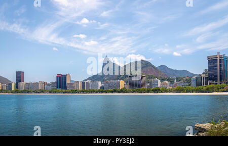 Il Botafogo skyline con monte Corcovado sullo sfondo - Rio de Janeiro, Brasile Foto Stock