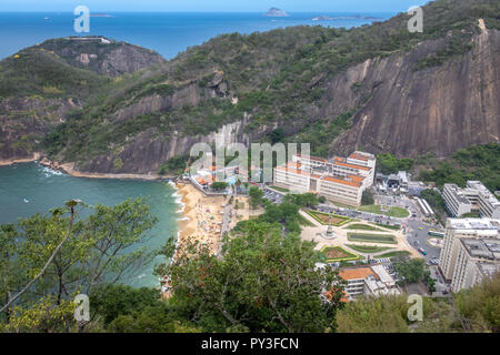 Vista aerea di Praia Vermelha spiaggia da Urca Mountain - Rio de Janeiro, Brasile Foto Stock