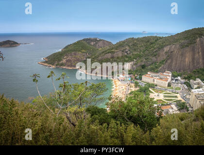 Vista aerea di Praia Vermelha spiaggia da Urca Mountain - Rio de Janeiro, Brasile Foto Stock