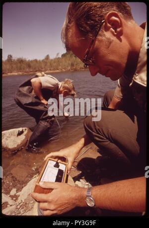 California-pesci-e-gioco-biologi-take-acqua-campioni-da-la-colorado-fiume-a-oca-appartamenti-nel-palo-verde-valle-Maggio-1972 7136333385 o. Foto Stock