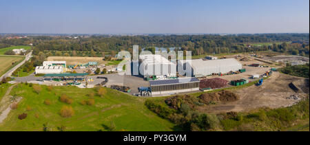 Vista aerea sui rifiuti e il centro di riciclaggio nel paesaggio rurale, rifiuti domestici displosal e trattamento, ecologia e conservazione di massa, Pragersko Foto Stock