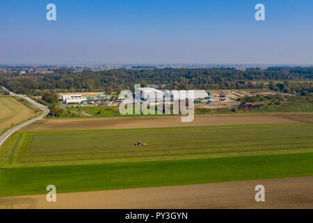 Vista aerea sui rifiuti e il centro di riciclaggio nel paesaggio rurale, rifiuti domestici displosal e trattamento, ecologia e conservazione di massa Foto Stock