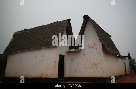 Vista di Besease tradizionali Asante Santuario a Ejisu, Kumasi, Ghana Foto Stock