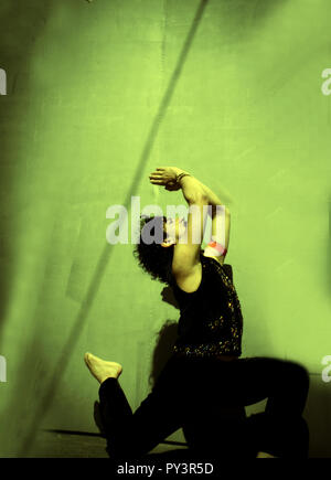 Bollywood dancer man over background urbano Foto Stock