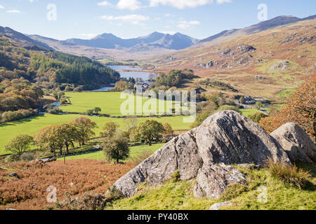 La Snowdon gamma a ferro di cavallo dal di sopra Capel Curig, Snowdonia National Park, North Wales, Regno Unito Foto Stock