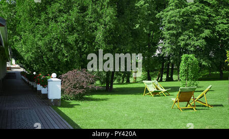 Resto sedie nel giardino. Concetto di Resort Foto Stock