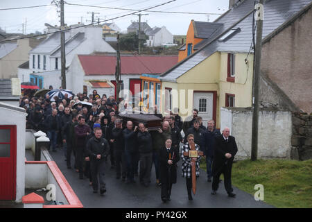La bara dell'Irlanda ultimo re, Patsy Dan Rodgers, rende modo di San Colombano la chiesa su Tory Island, al largo della costa della Co Donegal per il suo funerale. Foto Stock