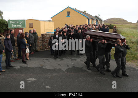 La bara dell'Irlanda ultimo re, Patsy Dan Rodgers, rende modo di San Colombano la chiesa su Tory Island, al largo della costa della Co Donegal per il suo funerale. Foto Stock