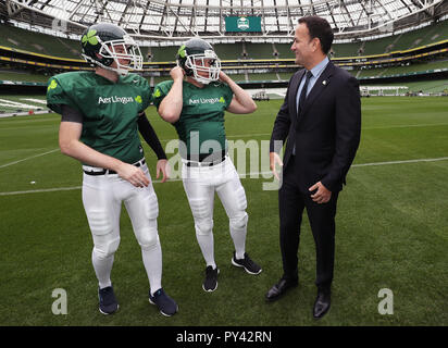 An Taoiseach Leo Varadkar con giocatori da Cork Admirals american football team Cillian McGillycuddy (sinistra) e Aidan acque, all'Aviva stadium di Dublino, per l'annuncio di piani per un periodo di cinque gioco American college football series. Foto Stock