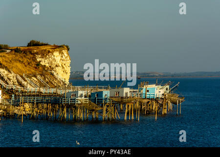 La pesca tradizionale di capanne su palafitte (carrelets) a Talmont sur Gironde, Charente Maritime, Nouvelle-Aquitaine, Francia Foto Stock